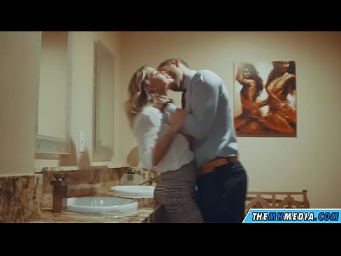❤️ Nalika pirang busty seduces anjeun dina restroom umum ❤ porno di urang ❌️❤